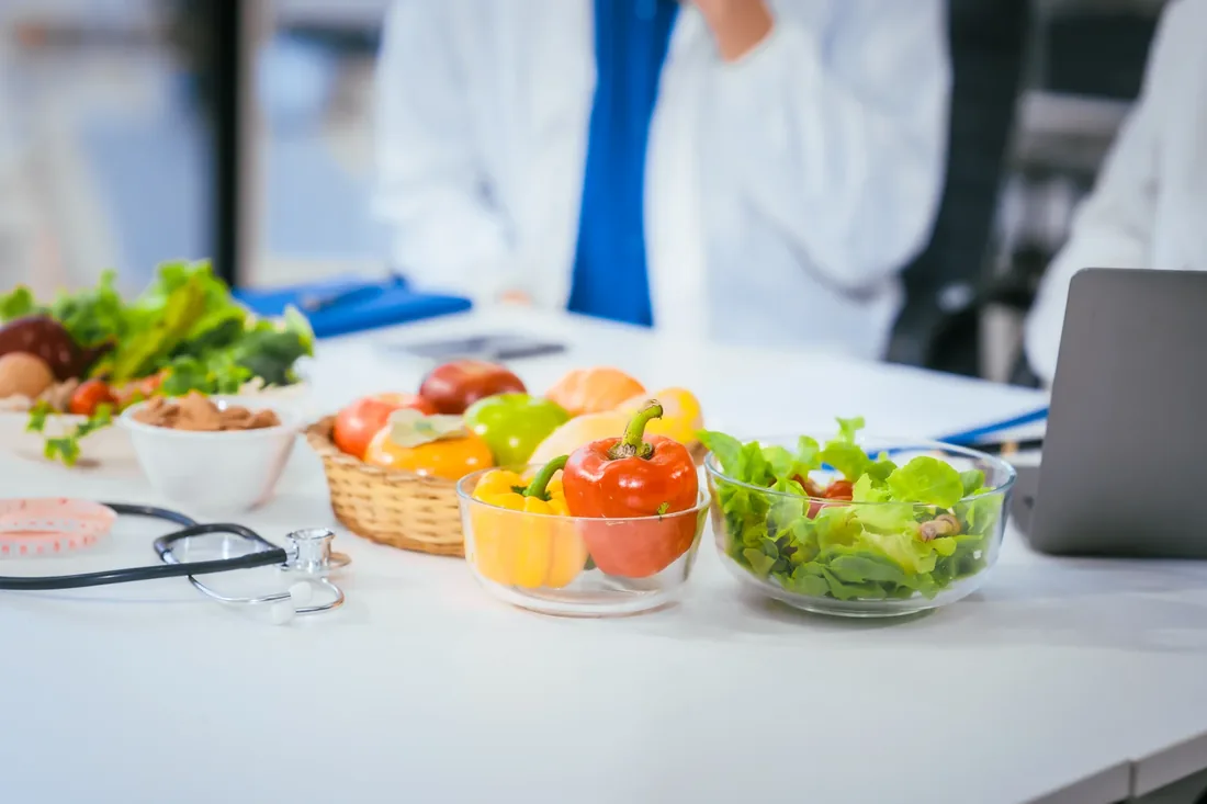 Consulta de nutrición y dietética en Logroño con alimentación saludable sobre la mesa